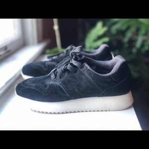 New Balance Womens 520 Black Platform Sneakers